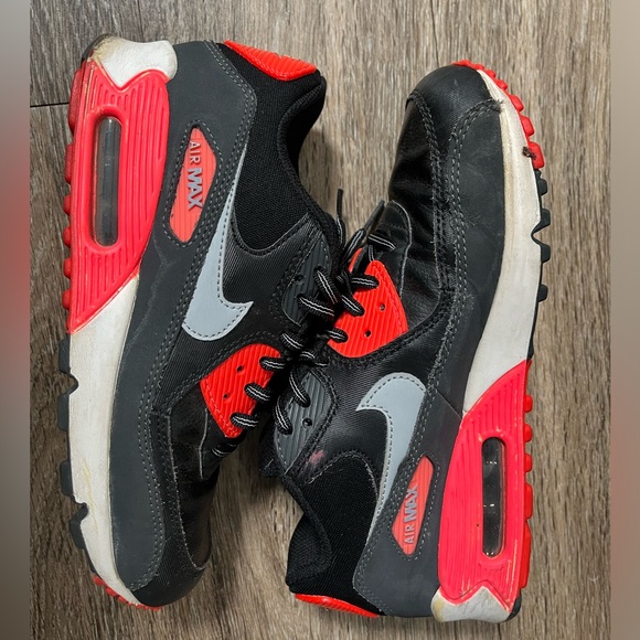 Boys size 5.5 air Max black and bright red - Picture 3 of 5